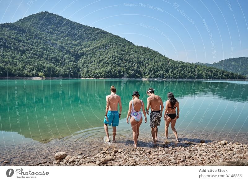 Freunde entspannen am See in den Bergen Berge u. Gebirge Urlaub Zusammensein sich[Akk] entspannen Wasser Teich Hochland Unternehmen Sommer sonnig Windstille