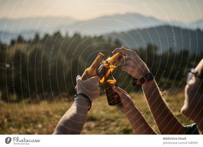 Freunde stoßen in den Bergen mit Flaschen an genießen Wochenende Klirren Menschengruppe sich[Akk] entspannen Alkohol Berge u. Gebirge Sommer Hochland