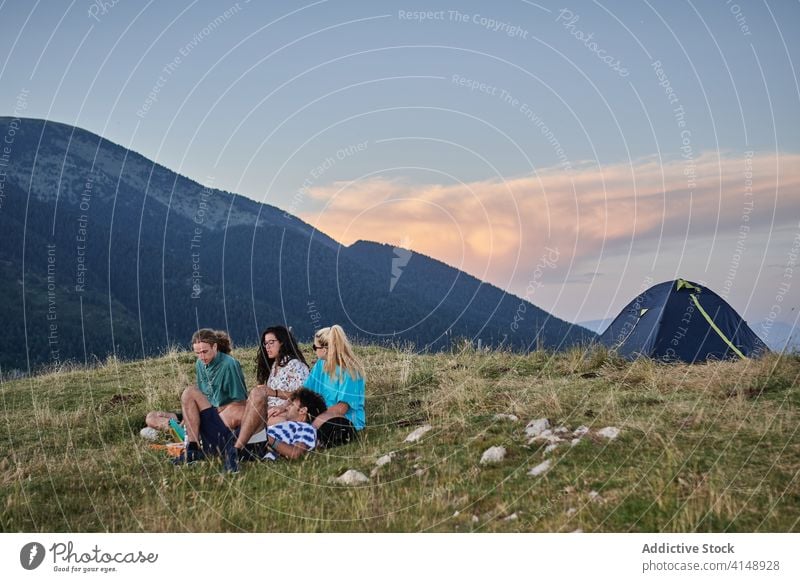 Gesellschaft von Freunden in den Bergen bei Sonnenuntergang Berge u. Gebirge reisen Unternehmen Zusammensein Lager Zelt Campingplatz Sommer Urlaub Hochland