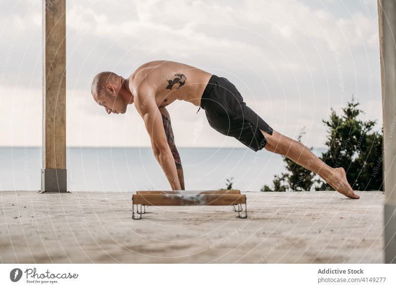 Starker Sportler beim intensiven Training calisthenics Übung Handstand Mann Gleichgewicht muskulös stark männlich Körper Fitness Kraft Athlet Gesundheit