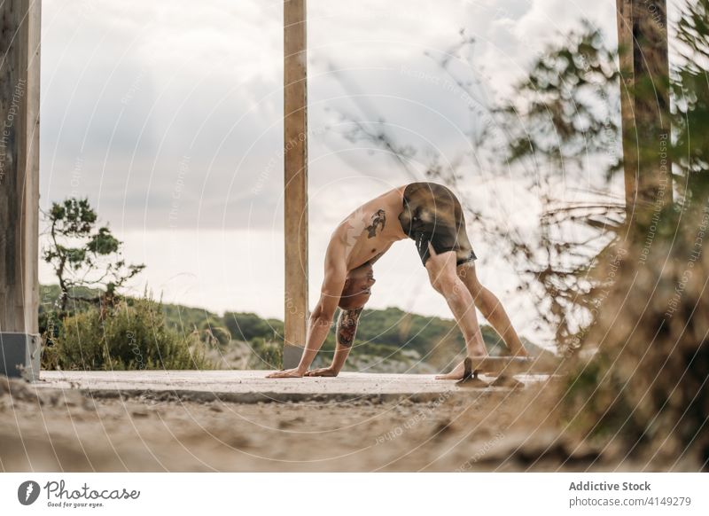 Starker Sportler beim intensiven Training calisthenics Übung Handstand Mann Gleichgewicht muskulös stark männlich Körper Fitness Kraft Athlet Gesundheit