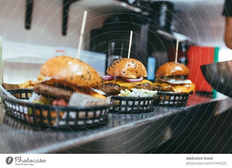 Leckere Hamburger im Café serviert Burger Fastfood Mahlzeit Tradition Rindfleisch dienen Küche appetitlich frisch Käse Mittagessen geschmackvoll Fleisch Snack