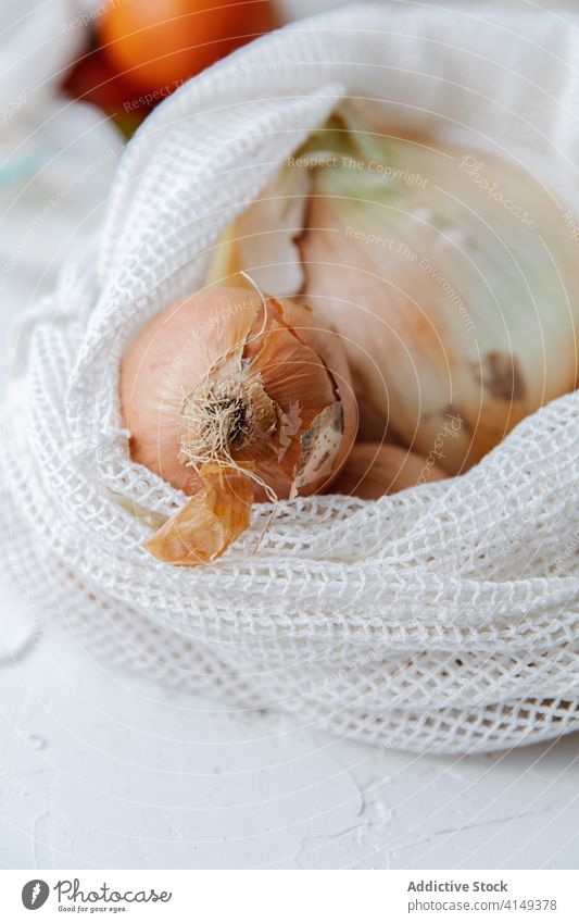 Reifes Gemüse auf dem Tisch umweltfreundlich Tasche Öko Zwiebel Lebensmittelgeschäft reif frisch Textil organisch Küche Veganer Gesundheit Bestandteil Gewebe