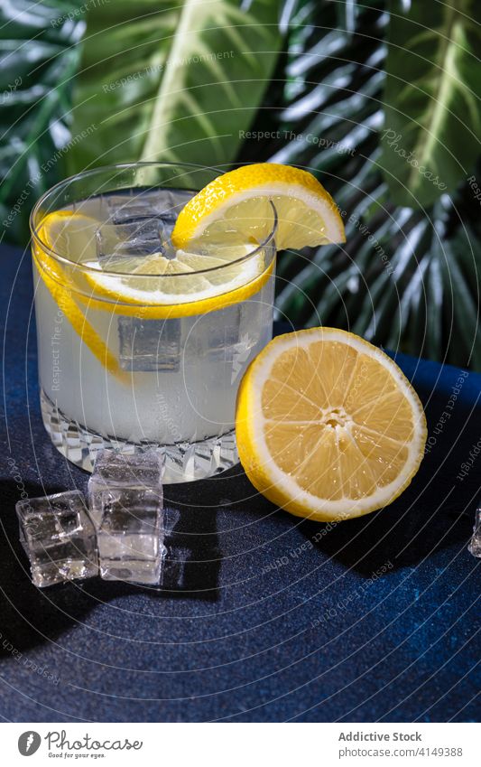 Glas Alkohol-Cocktail auf dem Tisch trinken Zitrone kalt Erfrischung Eis Würfel cool liquide Zitrusfrüchte Scheibe Bar Getränk Pub aktualisieren Frucht Saft