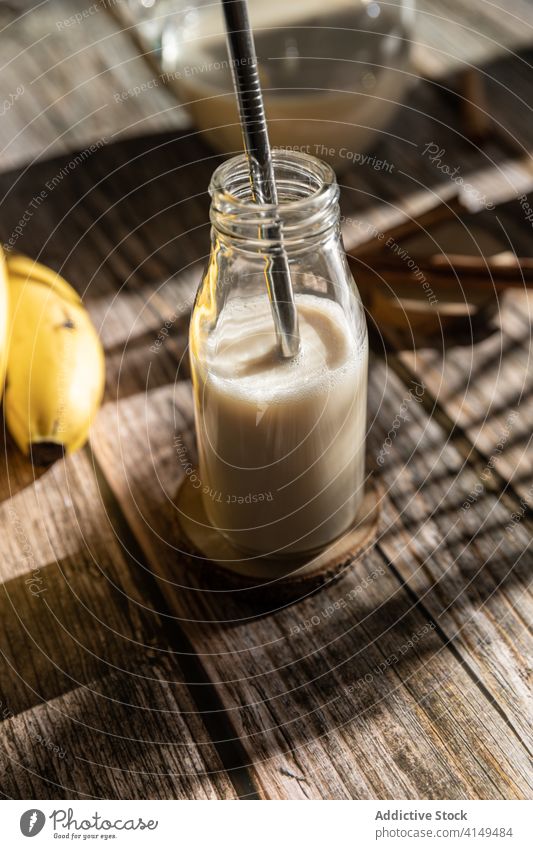 Flasche mit Milchshake auf Holztisch selbstgemacht Gesundheit Zimt Lebensmittel trinken frisch Frühstück Getränk natürlich geschmackvoll Dessert süß Glas lecker