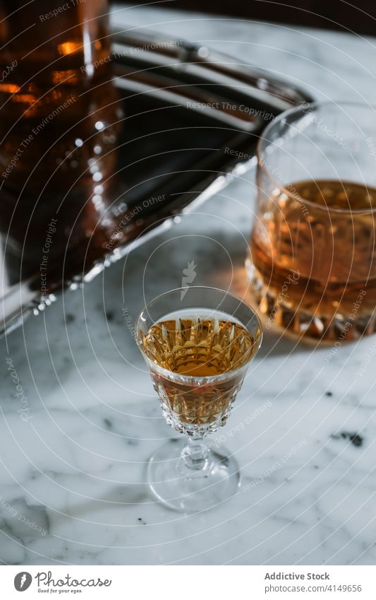 Glas mit alkoholischem Getränk auf Marmortisch Whiskey Bar Alkohol trinken Flasche dienen Abfertigungsschalter Schnaps Erfrischung Tisch Pub durchsichtig modern