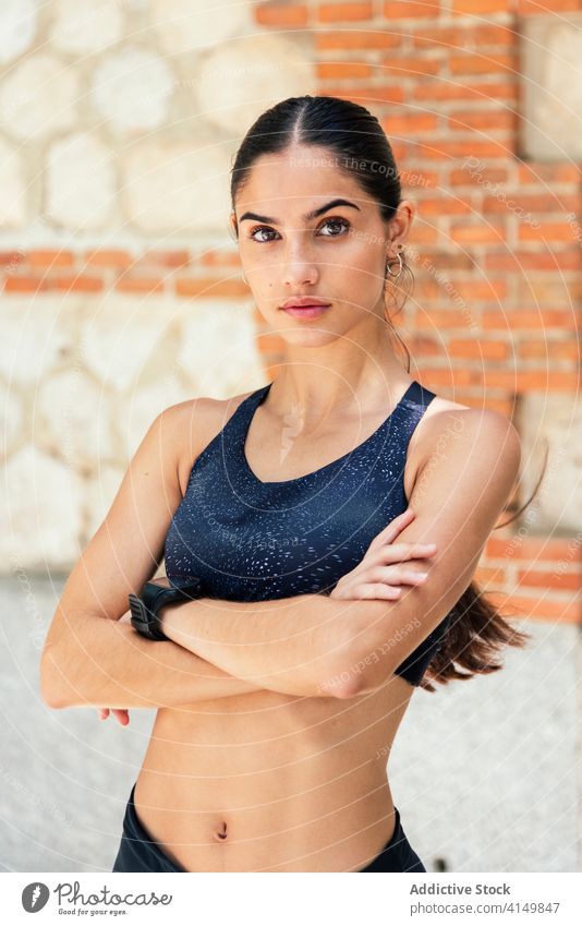 Schlanke Frau in Sportkleidung auf der Straße Sportlerin passen schlanke Sportbekleidung Großstadt sonnig sich[Akk] entspannen Training Leggings BH Gebäude