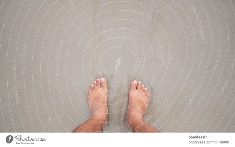 Füße auf einem weißen Sandstrand Ansicht Top minimalistisch oben Hut Schmuck Zubehör Erholung kreativ Morgen Quadrat Decking Pflege Mode Fernweh schäumen