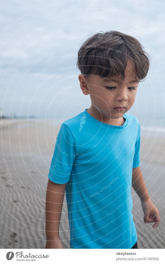 Niedliche Kinder haben Spaß am Sandstrand im Sommer Tag Lachen Erholung Freunde außerhalb Ferien wenig Wochenende heiß niedlich zwei rennen spielerisch Natur