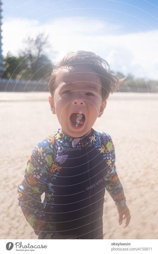 Niedliche Kinder haben Spaß am Sandstrand im Sommer Tag Lachen Erholung Freunde außerhalb Ferien wenig Wochenende heiß niedlich zwei rennen spielerisch Natur