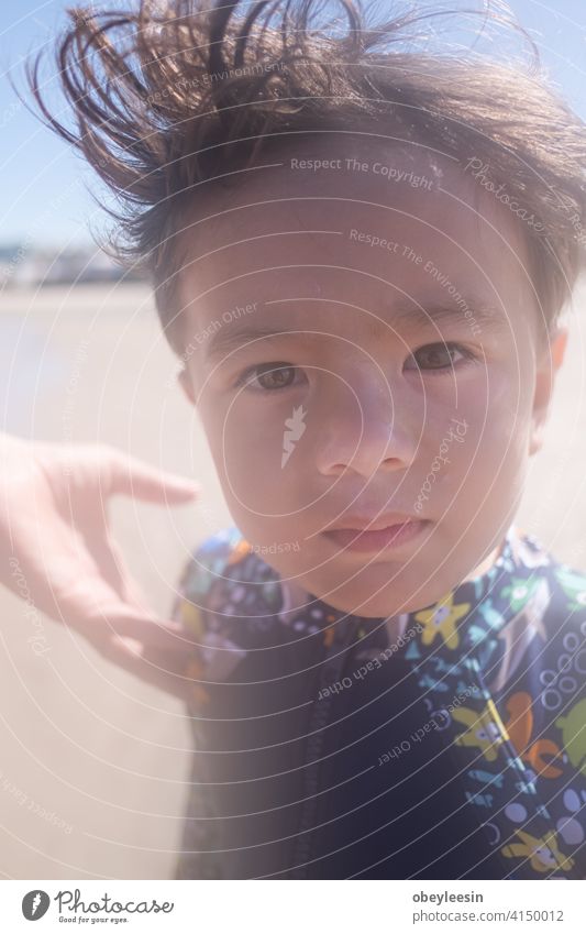 Niedliche Kinder haben Spaß am Sandstrand im Sommer Tag Lachen Erholung Freunde außerhalb Ferien wenig Wochenende heiß niedlich zwei rennen spielerisch Natur