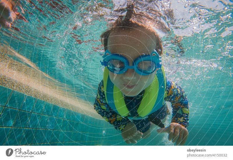 Glücklicher kleiner Junge schwimmen Lager Party Schlafmatratze Spiel springend genießen Nudel Air rennen Hotel Spielzeug viele im Freien Bonden Hände hoch