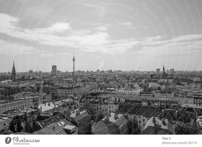 Berlin Prenzlauer Berg Fernsehturm s/w Stadt Stadtzentrum Hauptstadt Außenaufnahme Menschenleer Altstadt Tag Altbau Haus Bauwerk Gebäude Architektur Fenster