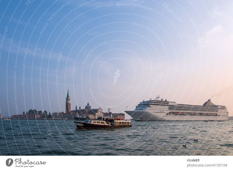 Blick auf die Insel San Giorgio Maggiore mit Kreuzfahrtschiff in Venedig, Italien Kirche Schiff Boot Stadt Architektur San Marco Urlaub Reise Herbst Basilika