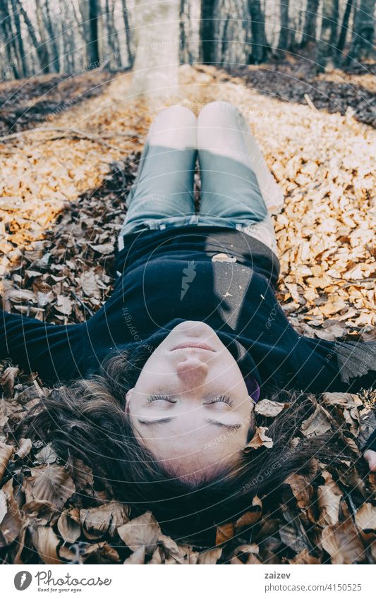 Frau genießt Herbstblätter im Freien fallen Saison Hintergrund Blatt Natur Mädchen Lifestyle Laubwerk heiter gelb Schönheit Erwachsener Freizeit farbenfroh