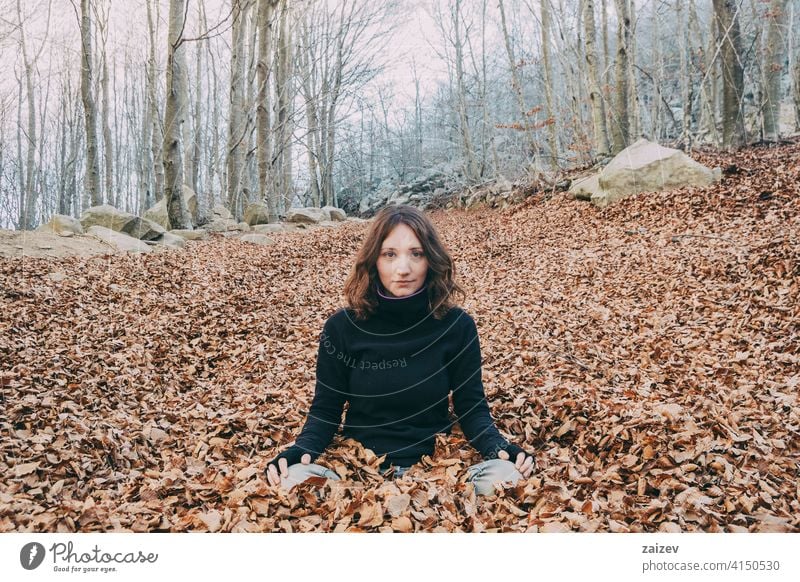 Frau genießt Herbstblätter im Freien fallen Saison Hintergrund Blatt Natur Mädchen Lifestyle Laubwerk heiter gelb Schönheit Erwachsener Freizeit farbenfroh Spaß