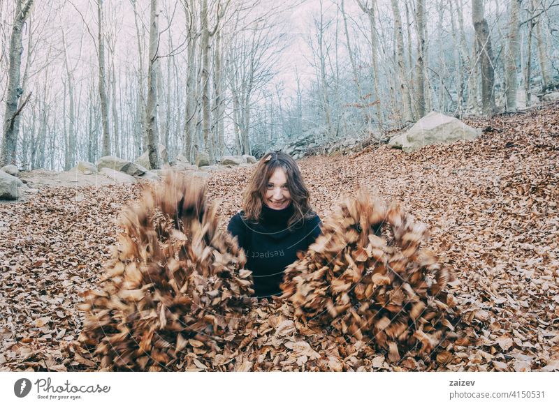 Frau genießt Herbstblätter im Freien fallen Saison Hintergrund Blatt Natur Mädchen Lifestyle Laubwerk heiter gelb Schönheit Erwachsener Freizeit farbenfroh Spaß