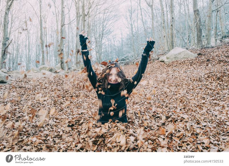 Frau genießt Herbstblätter im Freien fallen Saison Hintergrund Blatt Natur Mädchen Lifestyle Laubwerk heiter gelb Schönheit Erwachsener Freizeit farbenfroh Spaß