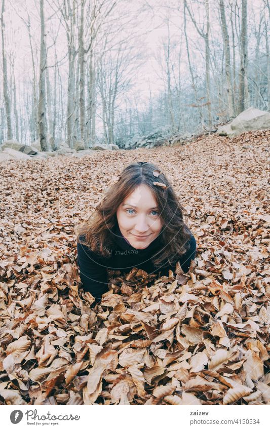 Frau genießt Herbstblätter im Freien fallen Saison Hintergrund Blatt Natur Mädchen Lifestyle Laubwerk heiter gelb Schönheit Erwachsener Freizeit farbenfroh Spaß