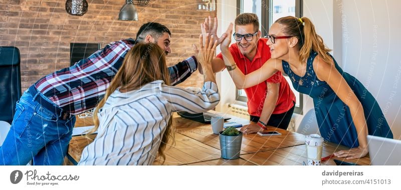 Geschäftsleute feiern einen Erfolg mit einem High-Five high five gelungen gewinnen Business Teamwork Büro Transparente Netz Kopfball Glück Panorama panoramisch