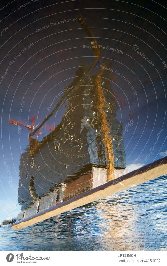 Elbphilharmonie Hamburg Spiegelung Baustelle Elbe Wasser Konzerthaus surreal Kran Hamburger Hafen Stadt Pfützenspiegelung Pfützenbild Philharmonie Konstruktion