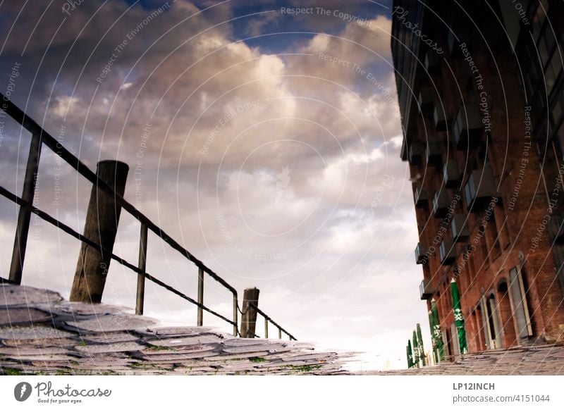 Pfütze an den Landungsbrücken Hamburg Reflexion & Spiegelung Geländer Haus Hafen Gebäude Bodenbelag perspektivwechsel Surrealismus surreal Architektur