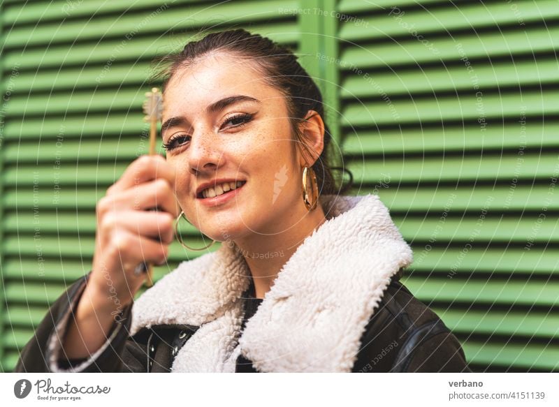 glückliche junge Frau, die mit ihrer Hand einen Schlüssel hält Taste Besitzer neu weiß Business Sale Menschen Anwesen Haus Hintergrund kaufen Miete Darlehen