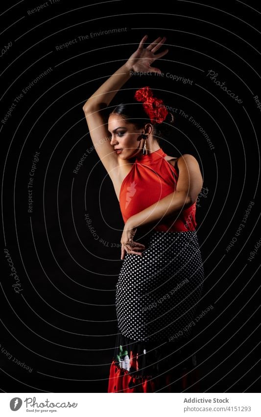 Leidenschaftliche Frau tanzt Flamenco gegen schwarzen Hintergrund Flamencotänzer Tanzen ausführen hispanisch Tradition Anmut sich[Akk] bewegen elegant Tänzer