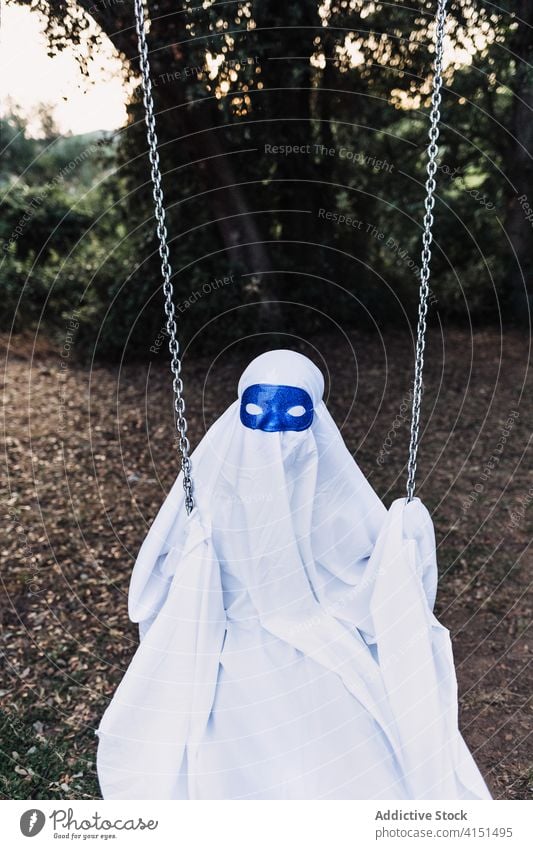 Kind im Geisterkostüm im Hof Tracht Halloween spielen Anzug Spielplatz Feiertag Herbst Spaß haben Veranstaltung beängstigend unterhalten spukhaft feiern Saison