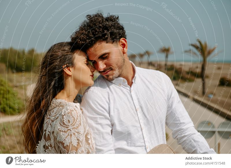 Romantisches Paar genießt Sommertag am Meer romantisch Seeküste genießen bewundern Zusammensein Partnerschaft Jungvermählter Stil Liebe jung Boho Brücke Braut