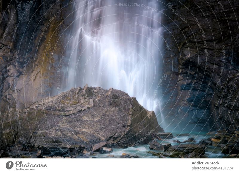 Mächtiger Wasserfall in felsigem Gebirge Felsen strömen platschen rau Kraft Natur Landschaft Berge u. Gebirge Schlucht fließen Stein frisch Umwelt wild fallen