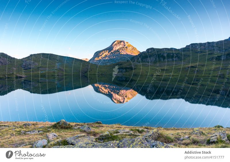 Felsiger Gipfel eines Berges in der Nähe eines Sees Berge u. Gebirge Top Sonnenlicht Landschaft Felsen majestätisch Windstille Teich malerisch Natur Umwelt