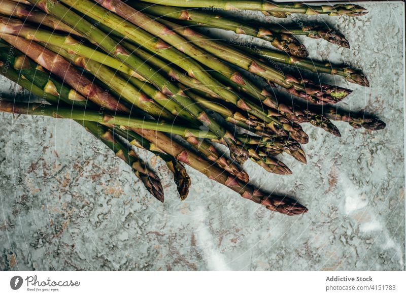 Frischer Spargel auf dem Tisch roh Ernährung Haufen Essen zubereiten organisch grün Bestandteil Lebensmittel Gesundheit frisch Hintergrund saisonbedingt Gemüse