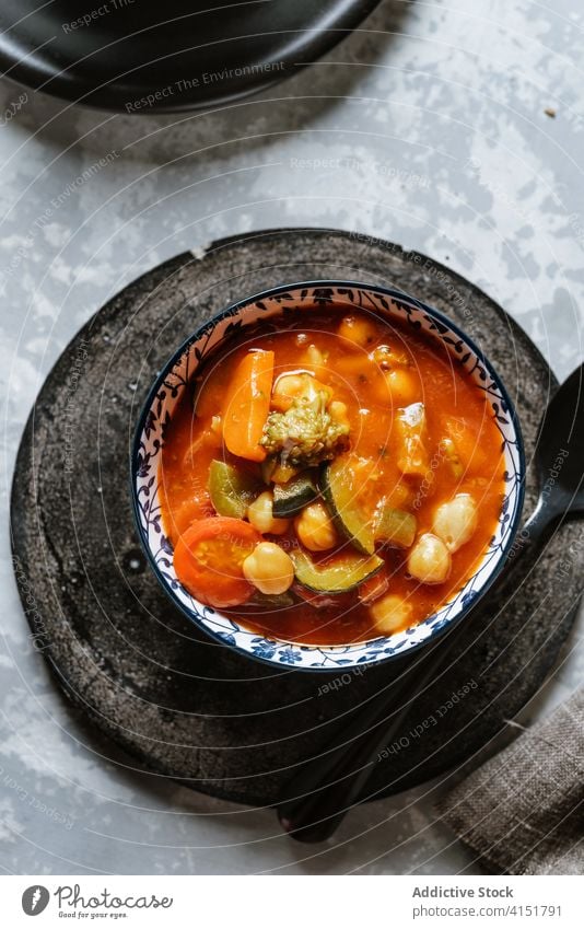 Veganes Essen, geschmorte Kichererbsen mit Gemüse schmoren Tomate Lebensmittel Mahlzeit Abendessen Mittagessen Bohne Veganer Vegetarier Gesundheit traditionell