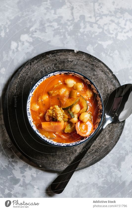 Veganes Essen, geschmorte Kichererbsen mit Gemüse schmoren Tomate Lebensmittel Mahlzeit Abendessen Mittagessen Bohne Veganer Vegetarier Gesundheit traditionell