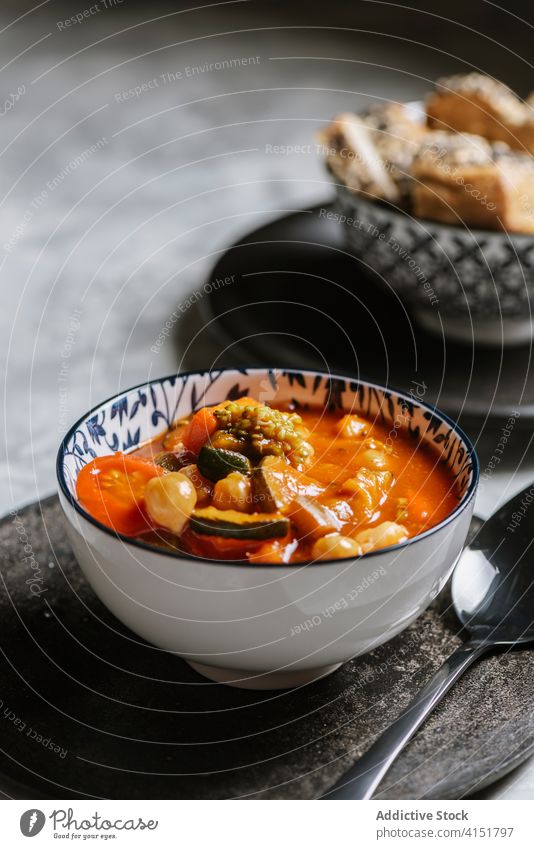 Veganes Essen, geschmorte Kichererbsen mit Gemüse schmoren Tomate Lebensmittel Mahlzeit Abendessen Mittagessen Bohne Veganer Vegetarier Gesundheit traditionell