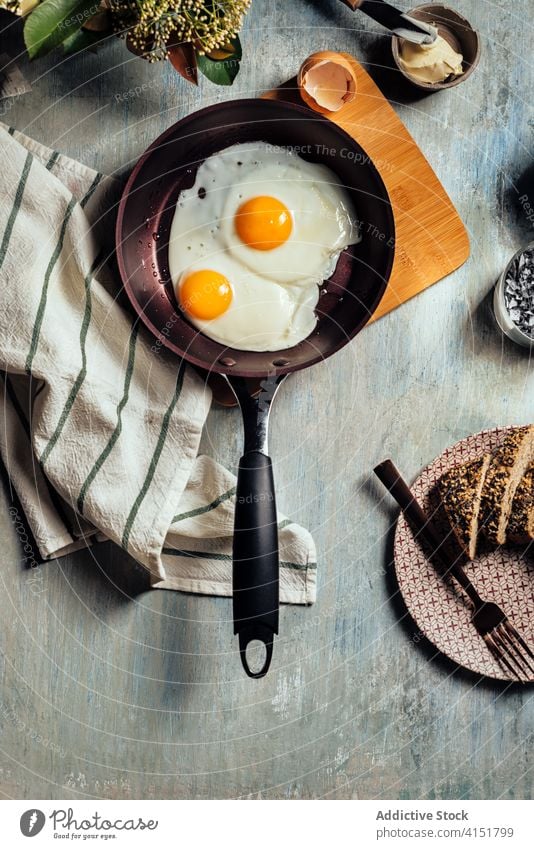 Spiegelei. Blick auf zwei Spiegeleier in einer Bratpfanne. Ei Frühstück gebraten Pfanne Protein Essen zubereiten Lebensmittel gekocht Brot Cholesterin Teller