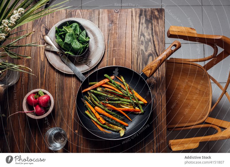 Karotte, Spargel und Zucchini in der Pfanne gebraten, auf dem Tisch Feinschmecker Karotten angebraten Konzept modern mischen neu traditionell Hintergrund