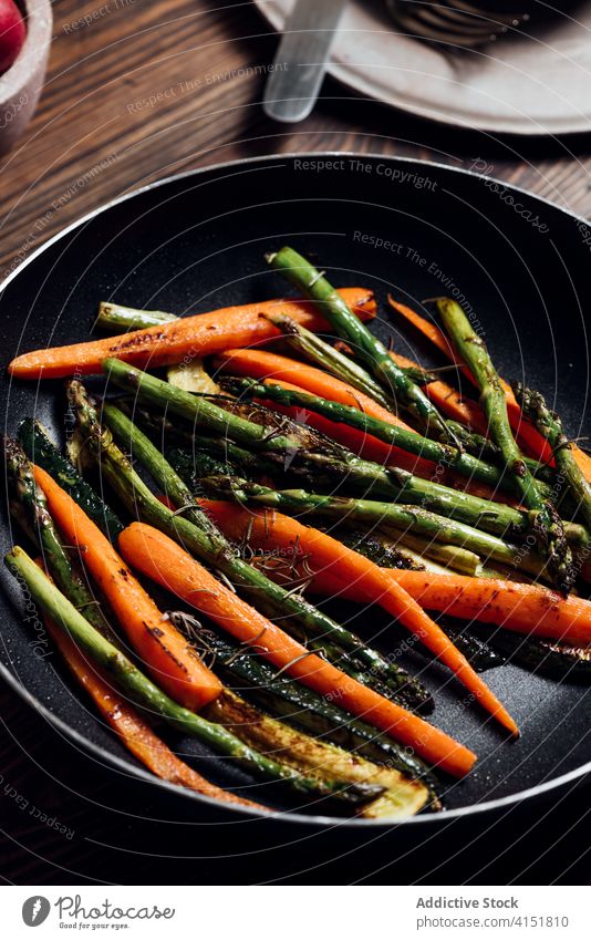 Karotte, Spargel Karotte, Spargel und Zucchini in der Pfanne gebraten, auf dem Tisch Zucchini in der Pfanne gebraten, auf dem Tisch Feinschmecker Karotten