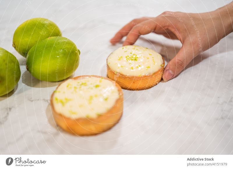 Kronenbäcker mit Limettenkuchen auf der Theke Torte Gebäck Bäcker Kalk Konditorei lecker selbstgemacht Tisch Küche Feinschmecker süß geschmackvoll Dessert