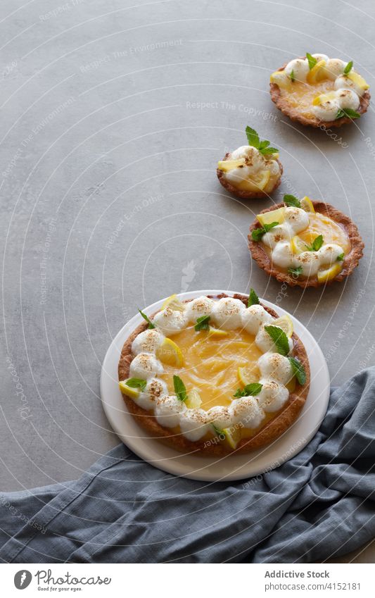 Leckerer Zitronenkuchen mit Baiser Pasteten Gebäck süß Torte Kuchen Dessert Schaumgebäck Lebensmittel lecker selbstgemacht Minze Zimt geschmackvoll gebacken