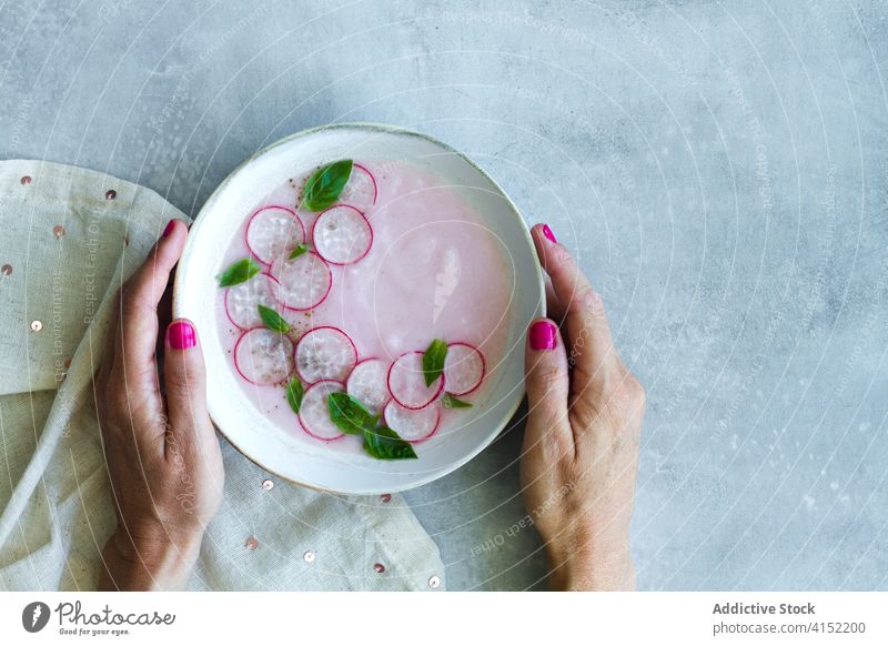 Frau isst kalte Rettichsuppe Suppe Vegetarier Gemüse Lebensmittel essen frisch Basilikum Schalen & Schüsseln Hand Mahlzeit Ernährung Gesundheit geschmackvoll