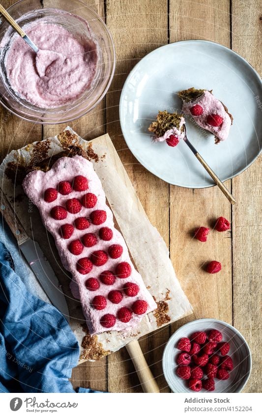 Leckerer hausgemachter Kuchen mit Himbeeren Sahne Dessert Lebensmittel süß Gebäck unkenntlich lecker Beeren köstlich gebacken Küche Koch geschmackvoll