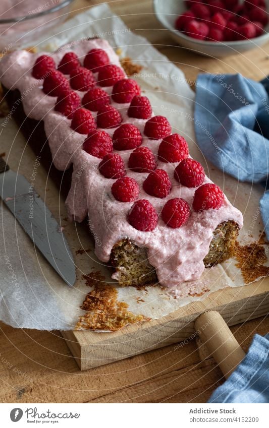 Leckerer hausgemachter Kuchen mit Himbeeren Sahne Dessert Lebensmittel süß Gebäck unkenntlich lecker Beeren köstlich gebacken Küche Koch geschmackvoll