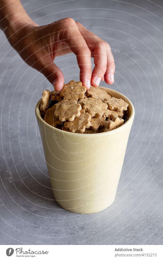 Anonyme Person nimmt Keks aus Topf Gebäck gebacken Butterkeks Kurzkuchen salzig Hand nehmen essen Lebensmittel selbstgemacht geschmackvoll kulinarisch lecker