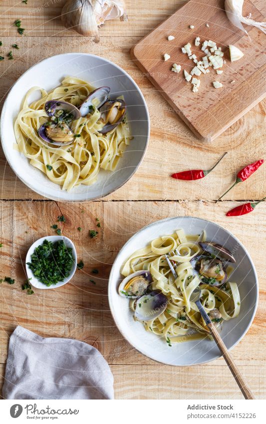 Tagliatelle Alle Vongole auf Holztisch Tagliatelle alle vongole Speise vorbereiten Spaghetti Molluske Muschel Tisch Café Schalen & Schüsseln lecker Küche