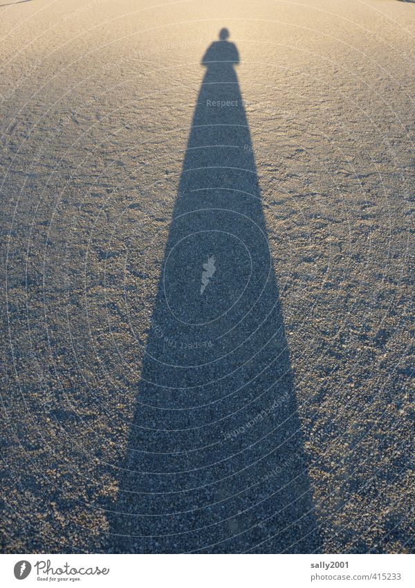 Wenn die Schatten länger werden... Mensch feminin Frau Erwachsene 1 Wege & Pfade Schotterweg Rock Kleid stehen außergewöhnlich fantastisch gigantisch groß lang