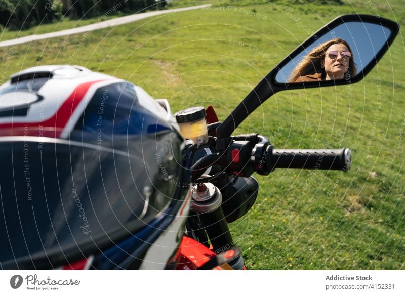 Biker mit Motorrad in bergigem Gebiet Motorradfahrer Fahrrad Frau Berge u. Gebirge Hochland Straße bewundern genießen erstaunlich modern Reise Landschaft sonnig