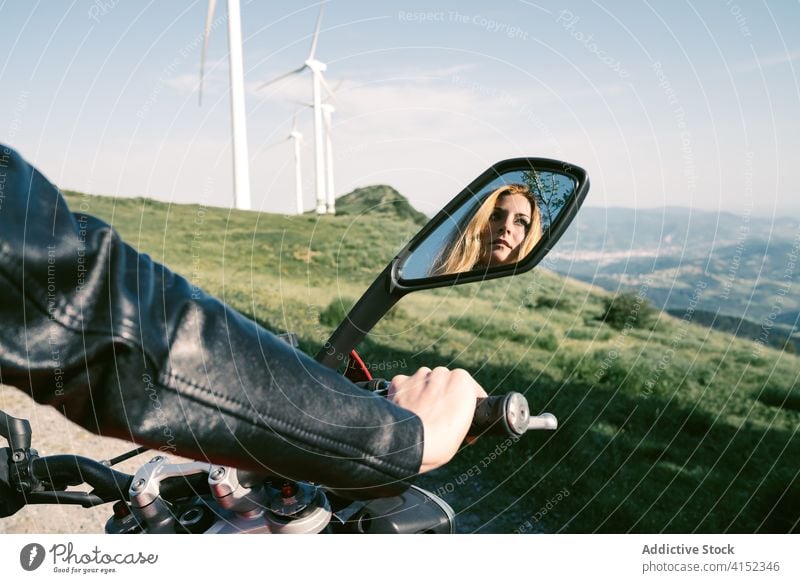 Biker mit Motorrad in bergigem Gebiet Motorradfahrer Fahrrad Frau Berge u. Gebirge Hochland Straße bewundern genießen erstaunlich modern Reise Landschaft sonnig