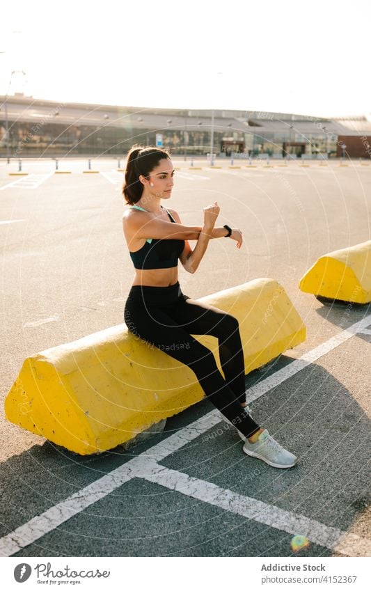 Sportliche Frau beim Dehnen vor dem Training Sportlerin vorbereiten Läufer sportlich Straße passen Athlet aktiv jung ruhen Lifestyle Pause Fitness Turnschuh